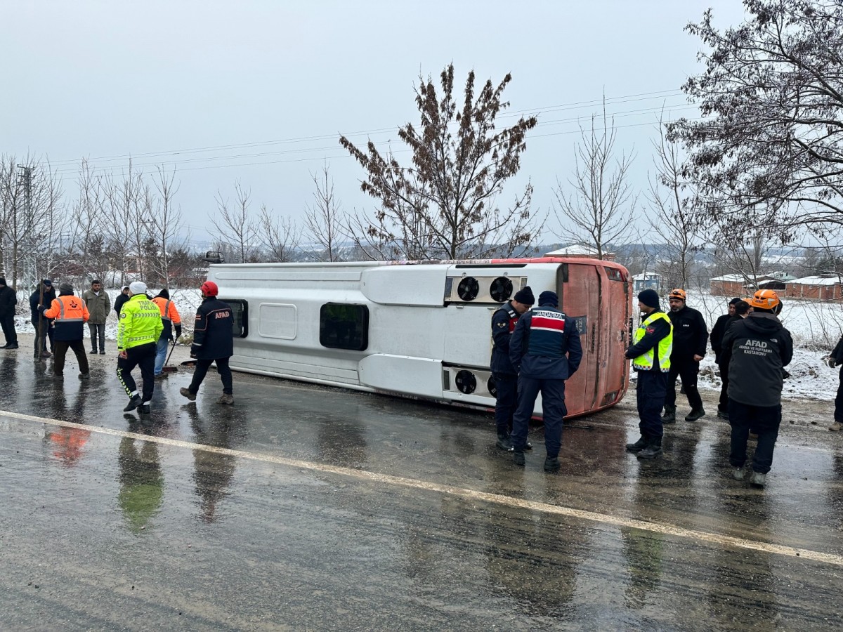 Cenaze taşıyan otobüs devrildi: 2'si ağır 16 yaralı