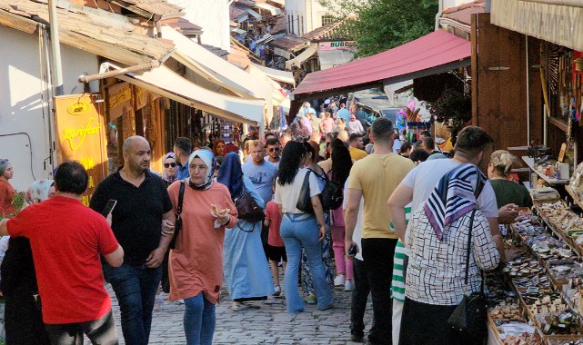 Tarihi ilçe, bayramda binlerce turisti ağırladı;