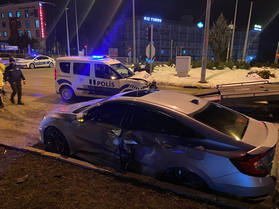 Kırmızı ışıkta geçen polis aracı kaza yaptı;