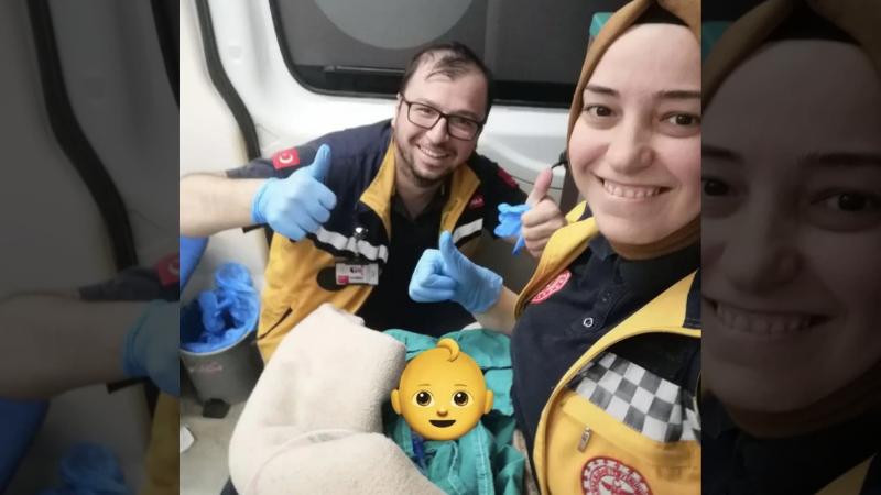 Kastamonu yolunda ambulans doğumhaneye dönüştü!;