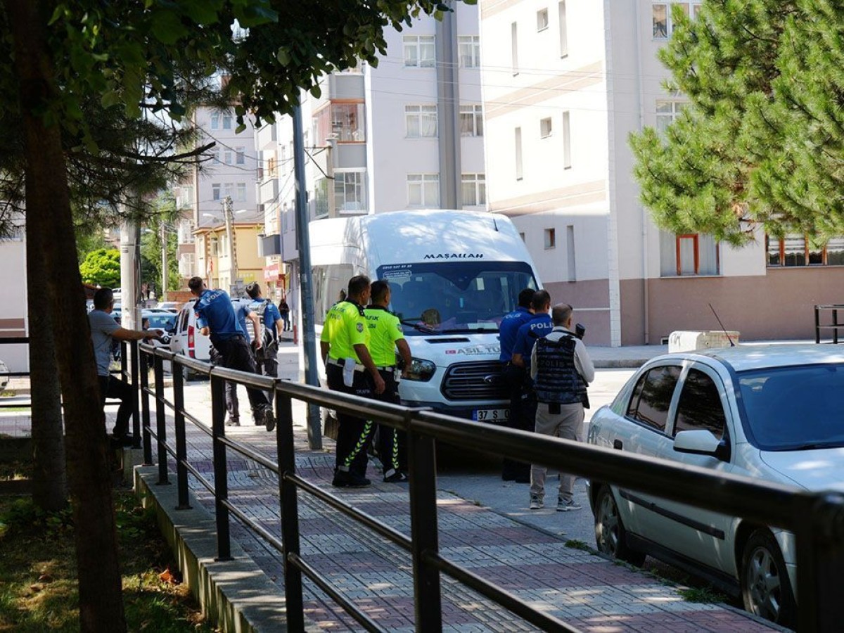 Silahlı saldırgan 2 polisi yaraladı, ailesini rehin aldı!;