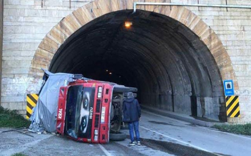 Tünel çıkışında kamyon devrildi