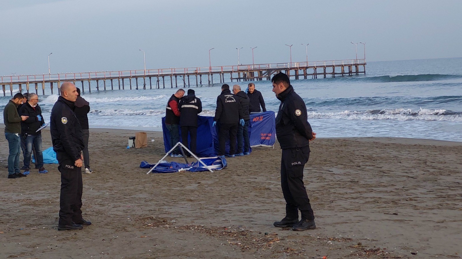 Polis memuru sahilde intihar etti;