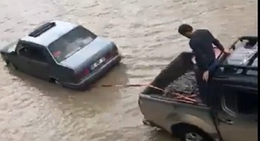 Grup köy yolu ulaşıma kapandı, 10 köye bağlantı kesildi;