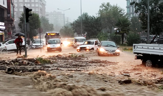 Metrekareye 103 kilo yağış düştü, şehir sel sularıyla doldu
