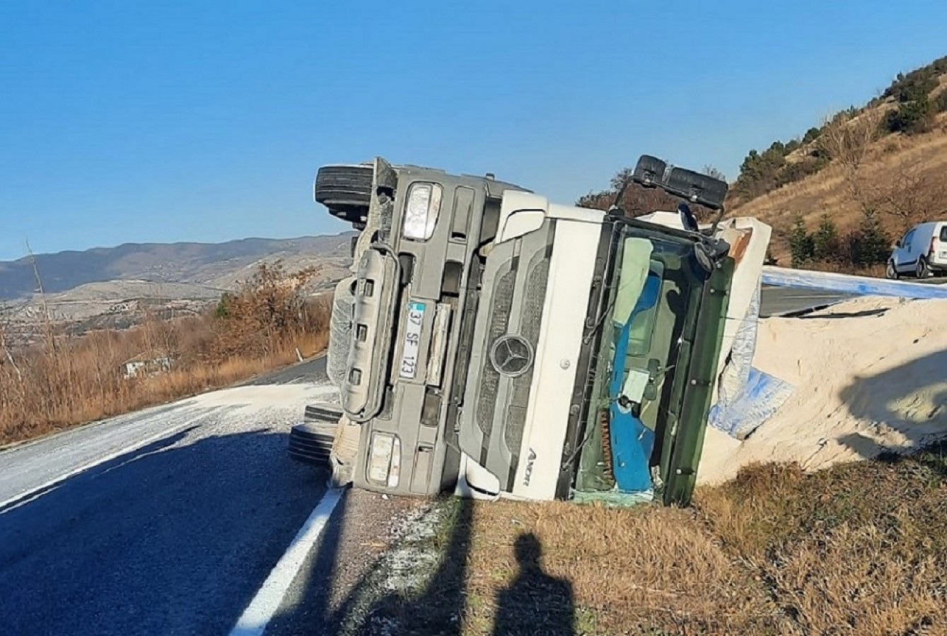 Kum yüklü kamyon devrildi: 1 yaralı;