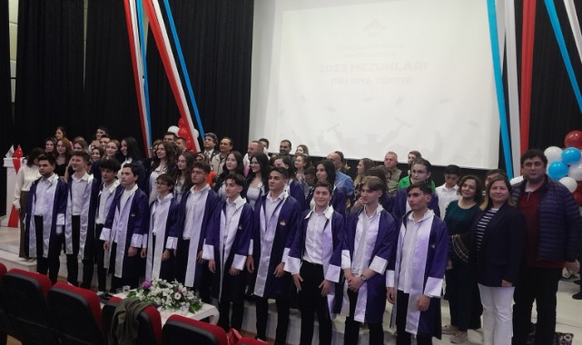 Bahçeşehir Anadolu Lisesi'nde mezuniyet coşkusu;