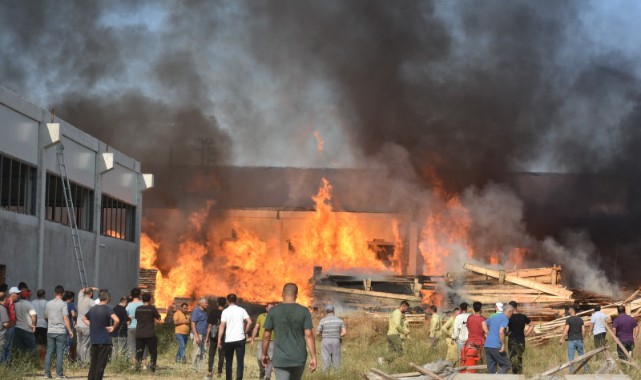 Tosya’da kontrol altına alınan fabrika yangını gece yeniden başladı;