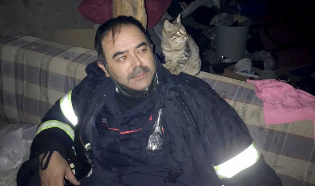 Kahraman itfaiyeci, yanan evden kediye kurtardı;