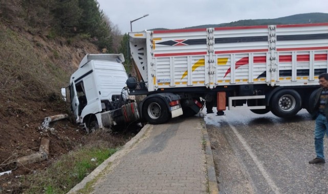 Tır toprak yığınına çarptı: 1 yaralı;