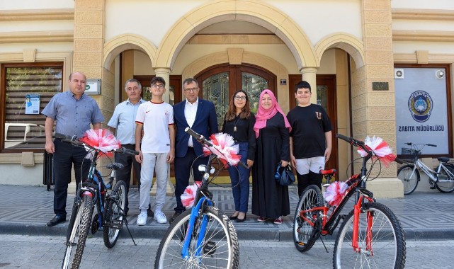 Başkan LGS’de derece yapanlara bisiklet hediye etti