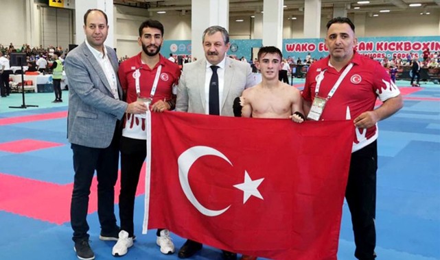 Kastamonulu kick-bokscular İstanbul’dan 2 madalya ile döndü;