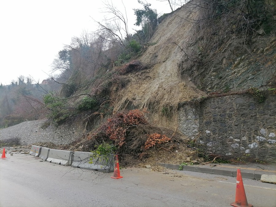 Kastamonu’da eriyen kar heyelan oldu;