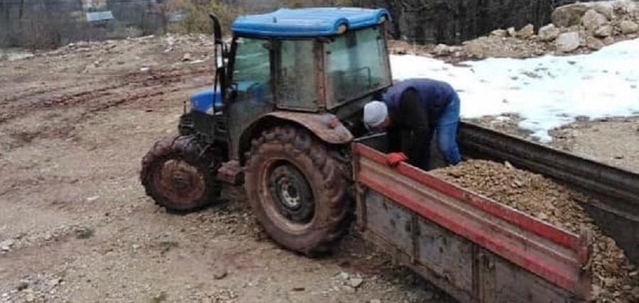 Bozulan yolları köylü tamir etti;