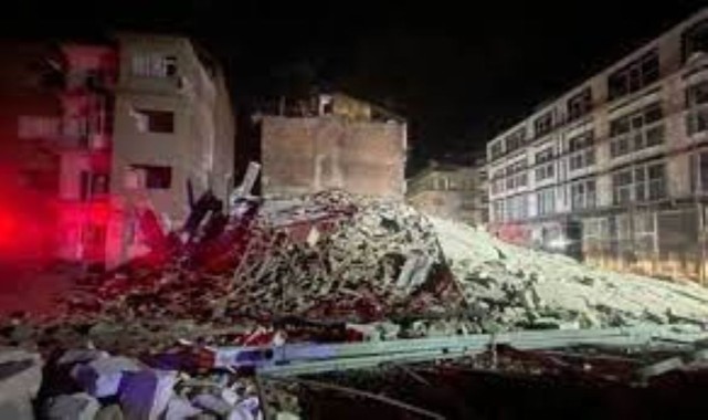 Malatya'da ağır hasarlı bina çöktü;