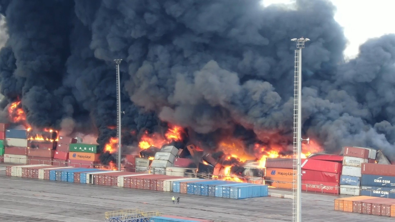 Depremden sonra limanda çıkan yangın devam ediyor;