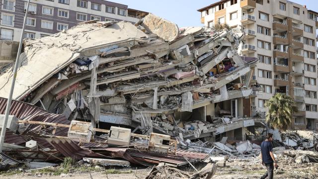 Depremlerde can kaybı 46 bin 104 oldu;