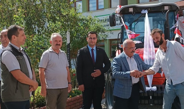 Pınarbaşı'nda tambur ve traktörler teslim edildi;