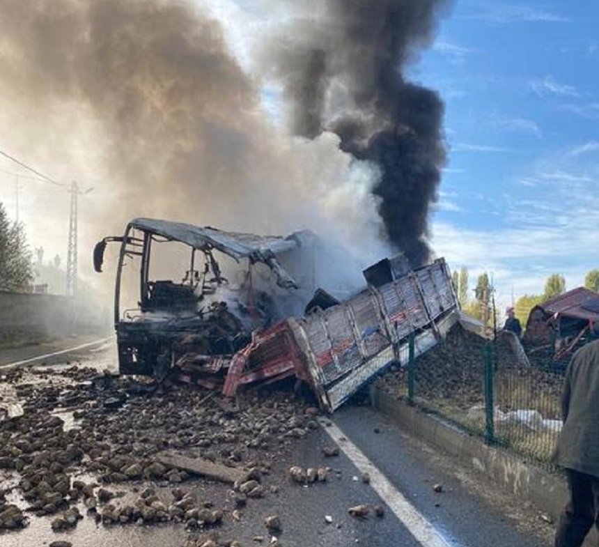 Ağrı'nın Tutak ilçesinde yolcu otobüsü ile yakıt yüklü bir tanker çarpıştı 10 ölü;