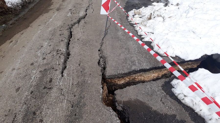 İnebolu'da köy yolu göçtü;