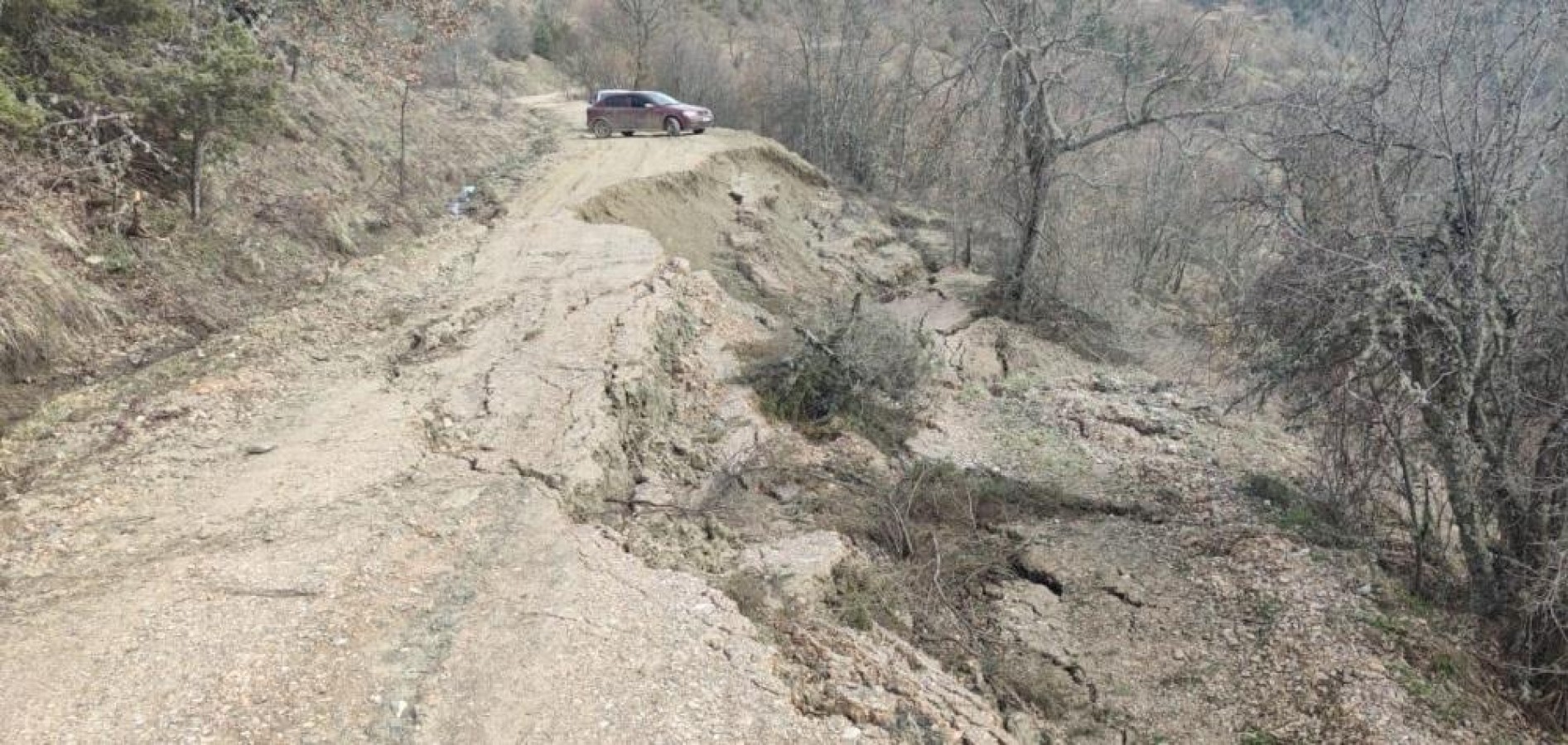 Kastamonu'da 1 köye ulaşımın sağlandığı yol çöktü;