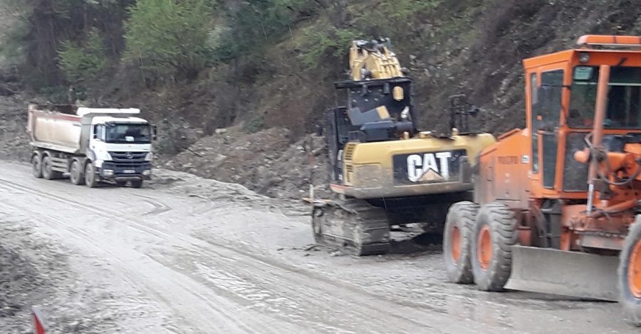 Heyelanın kapattığı yol 7 gündür ulaşıma açılamadı;