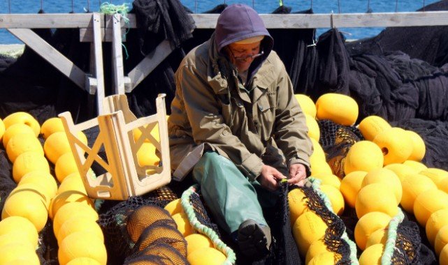 Balıkçılardan, sezon sonu ağ onarımı;