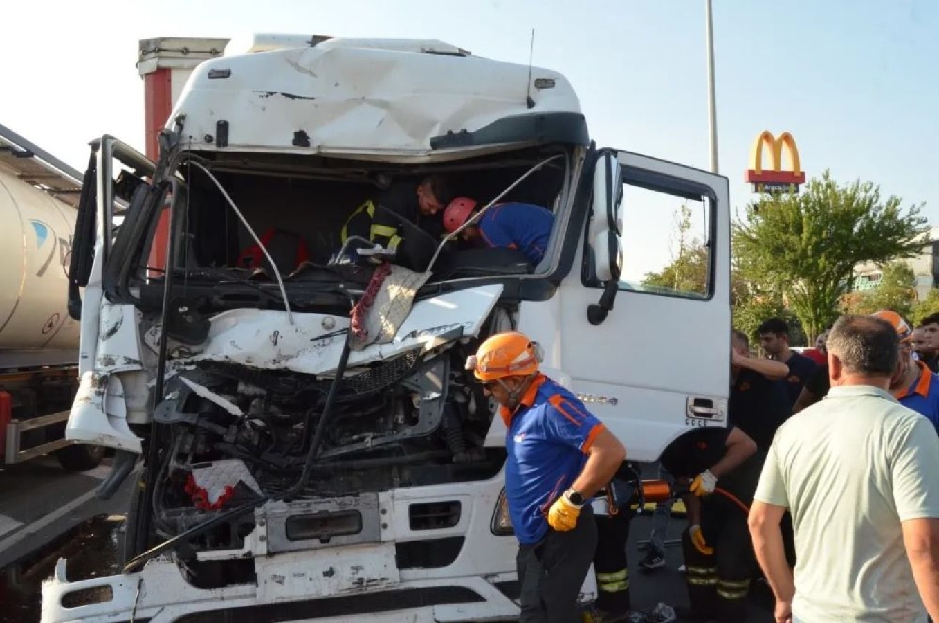 37 plakalı tır zincirleme kazaya karıştı