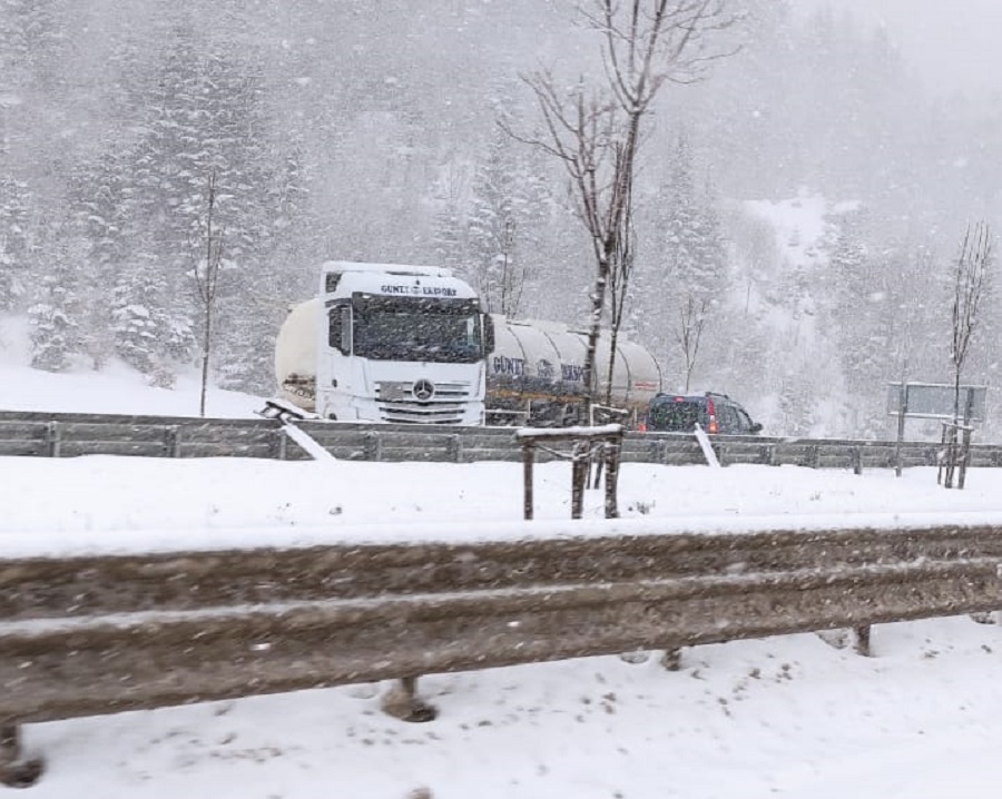 Kar yağışı Ilgaz'da sürücüleri zorluyor;