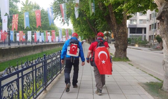 Kurtuluş yürüyüş için meydanda toplandılar;