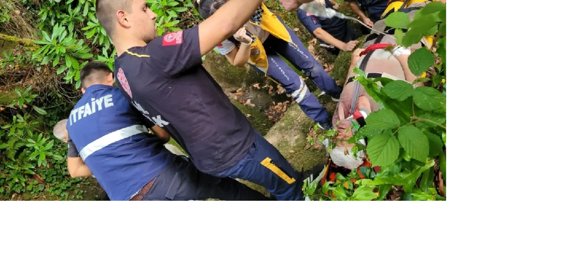 Yaralı adamı, sedyeyle 1 kilometre taşıdılar;