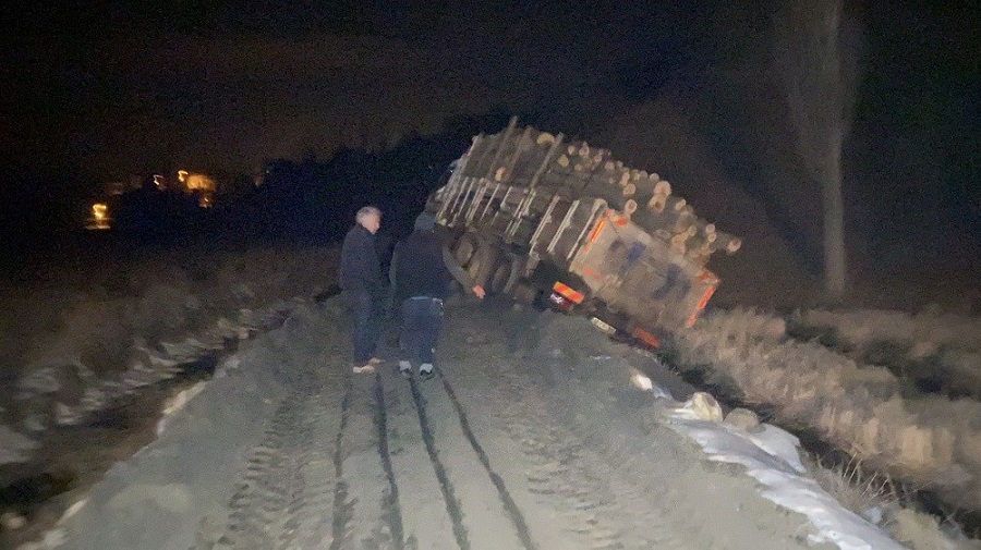 Yol çöktü, kamyon battı