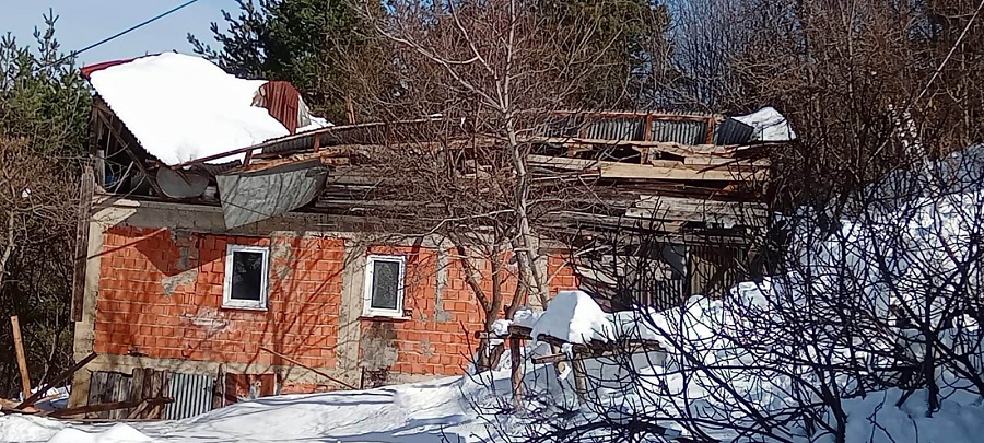 Kar kütlesi evin çatısını çökertti