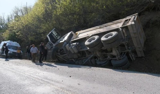 Kamyon, yan yattı;