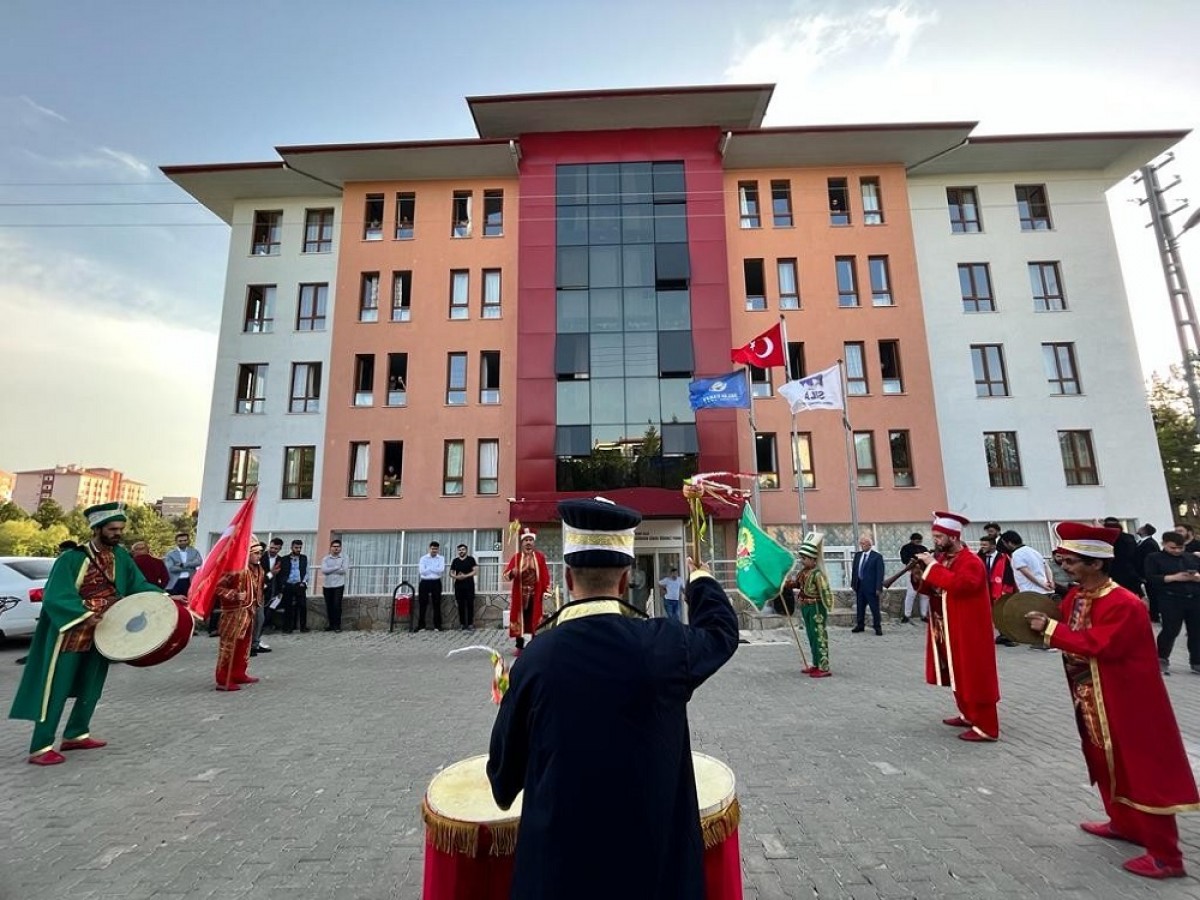 Öğrenci yurdunda mezuniyet coşkusu;