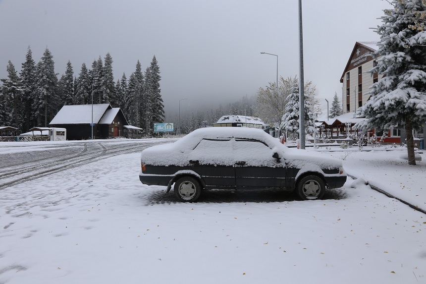 Ilgaz Dağı’na mevsimin ilk karı düştü;