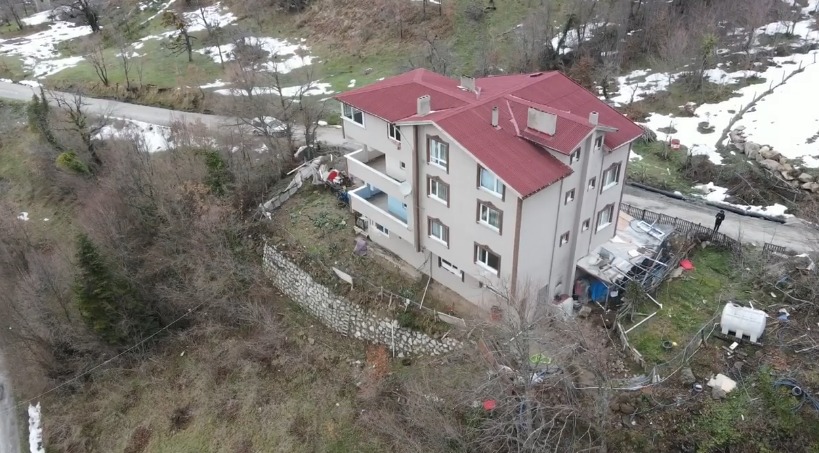 10 kişinin yaşadığı bina mühürlendi!;