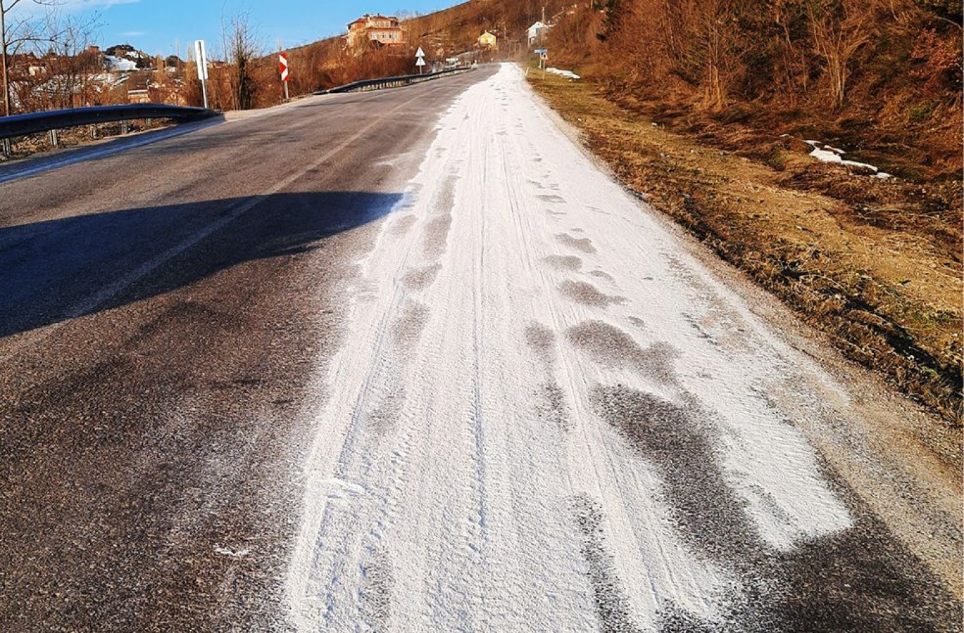 Yola dökülen kimyasal gübre tedirgin etti;