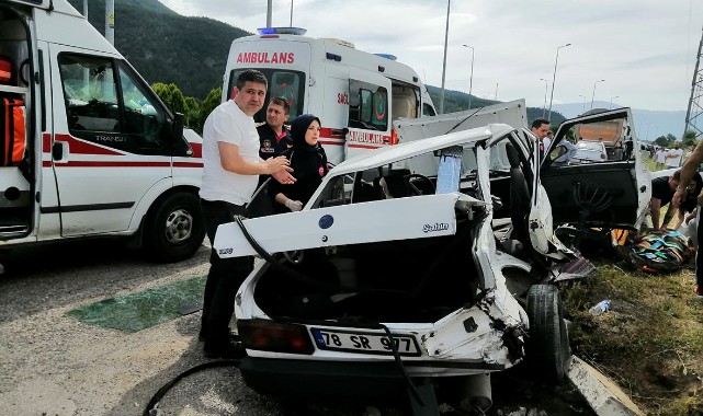 Kamyonla otomobil çarpıştı: 1 ölü, 4 yaralı;