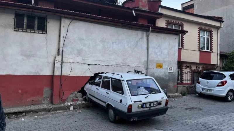 Kastamonu'da otomobil binaya daldı!;