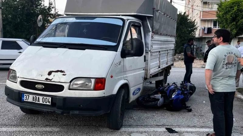 Kastamonu'da motosiklet, kamyonetle çarpıştı;