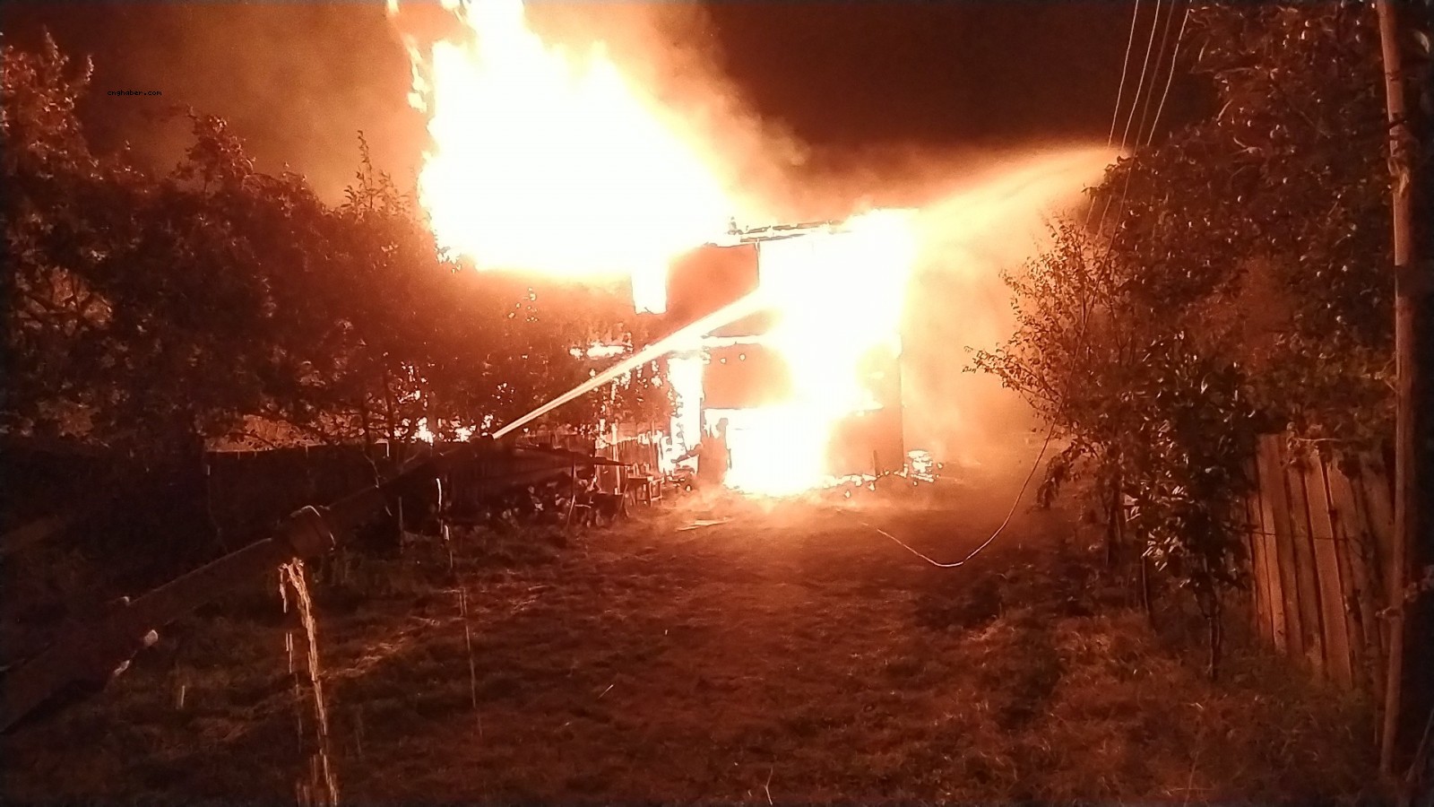 Kastamonu’da iki katlı ahşap ev alev alev yandı: 1 yaralı;