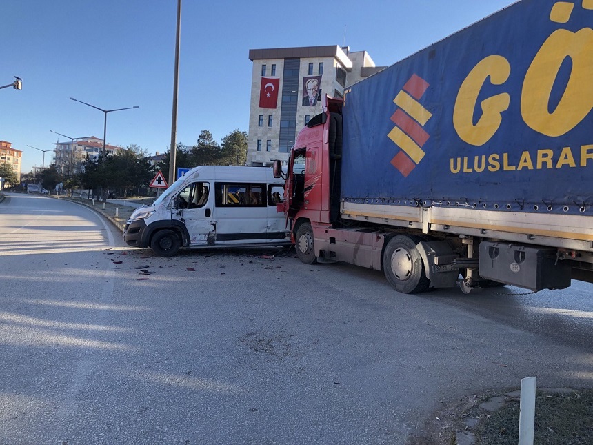 Öğrenci servisi ile tır çarpıştı: 2 yaralı;