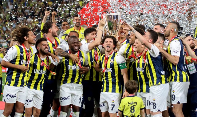 Fenerbahçe kupayı 5 yıldızlı formayla aldı;
