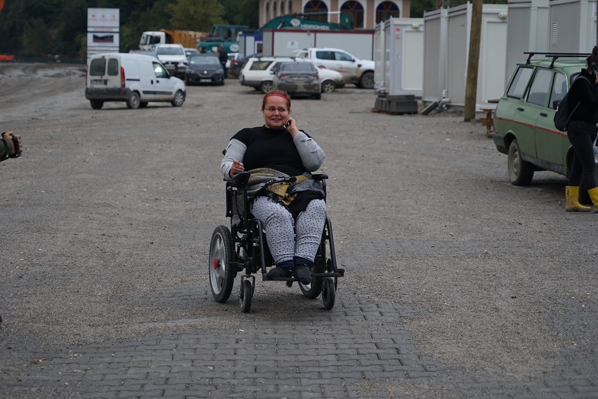 Doğuştan yürüme engelli Zübeyda'nın akülü sandalye sevinci;