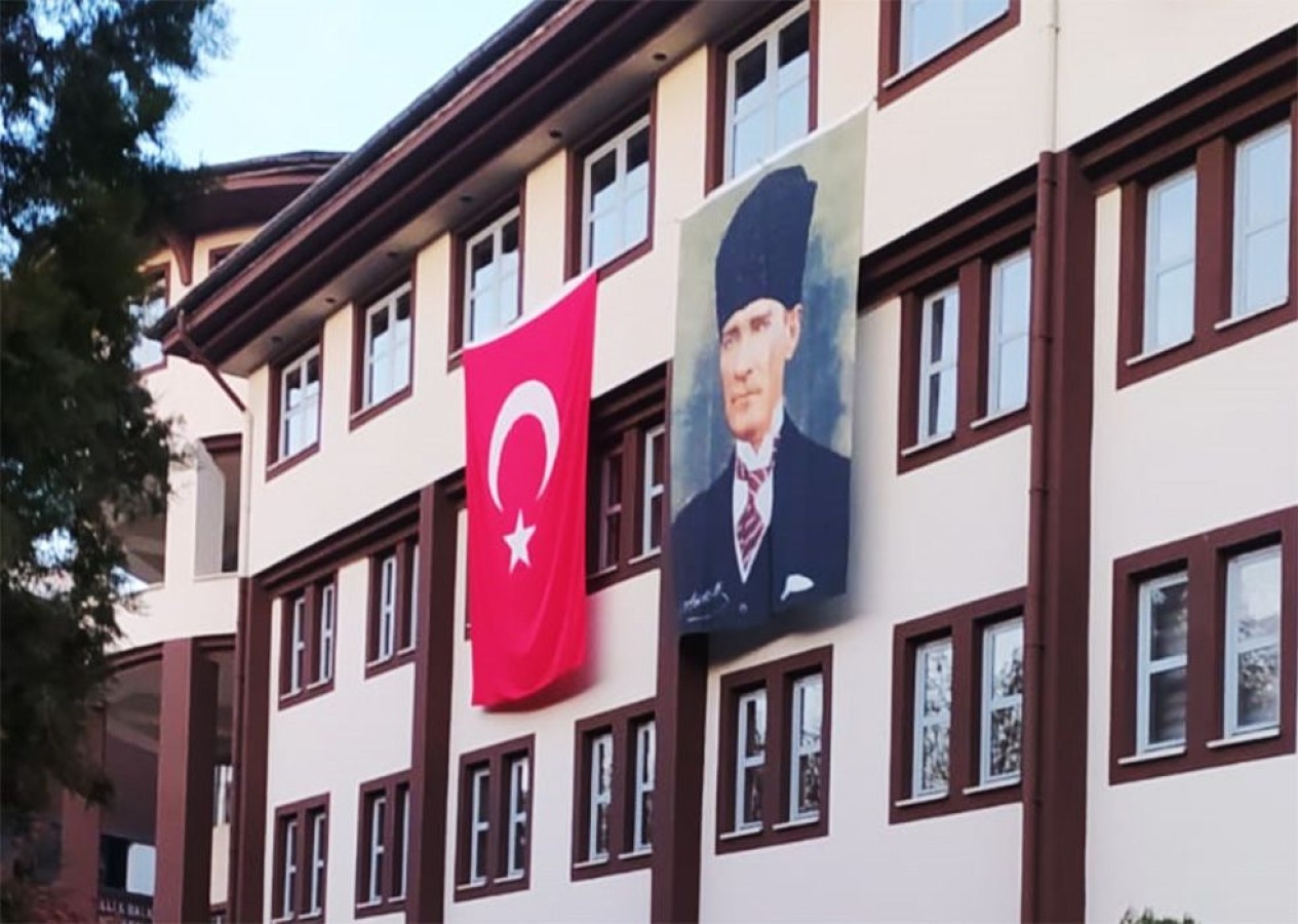 10 Kasım’da ‘bayrak-poster’ krizi, kısa sürede çözüldü;