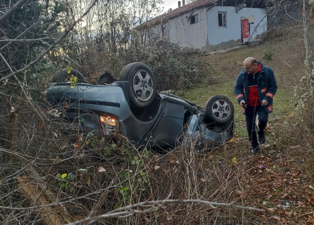 Şarampole devrilen otomobildeki askeri personel yaralandı;