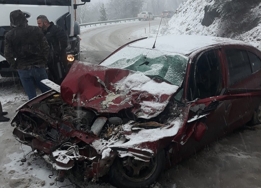 Yoğun kar yağışında kaza: 2 yaralı;