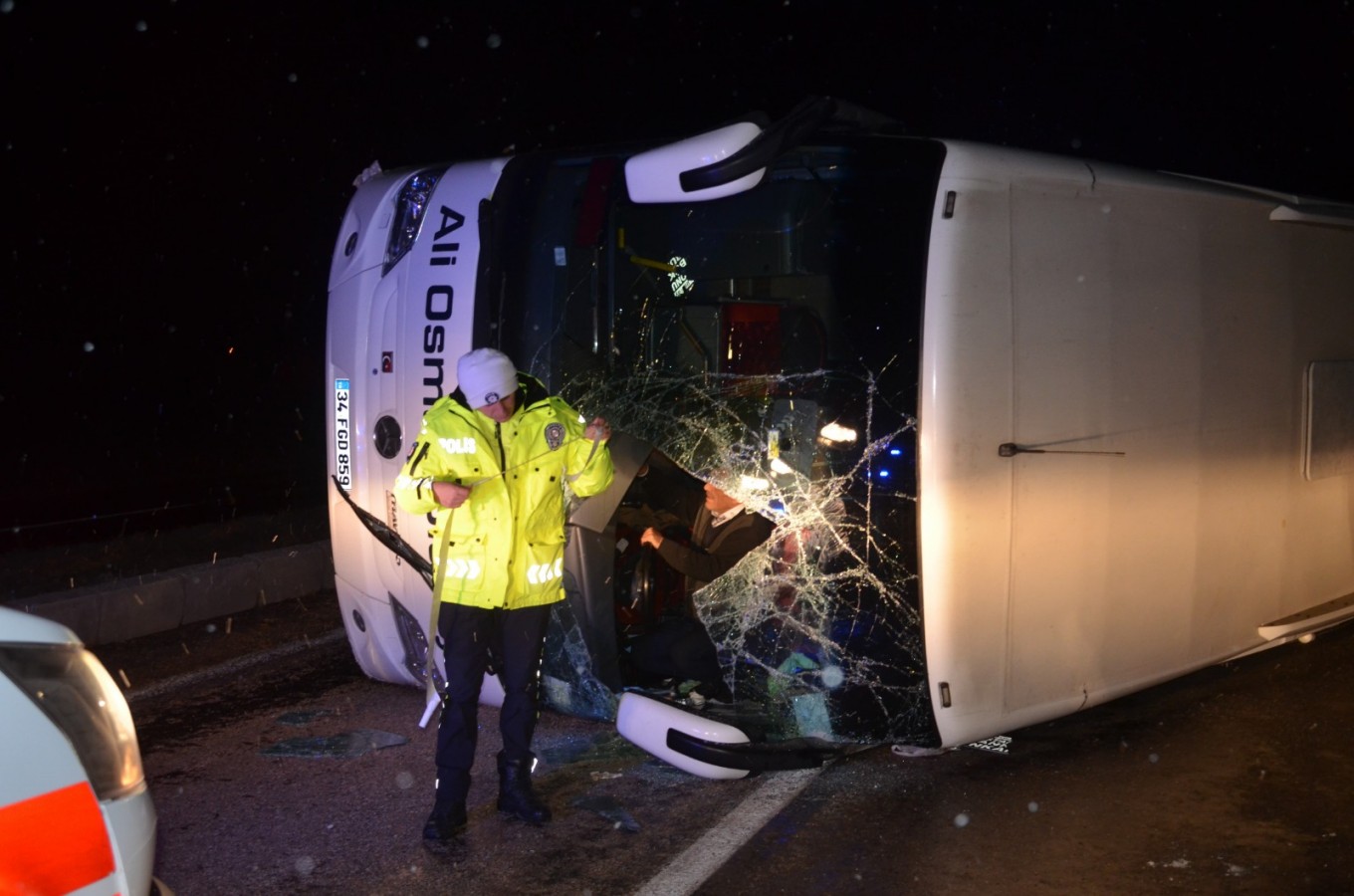 Yolcu otobüsü devrildi 30 yaralı;