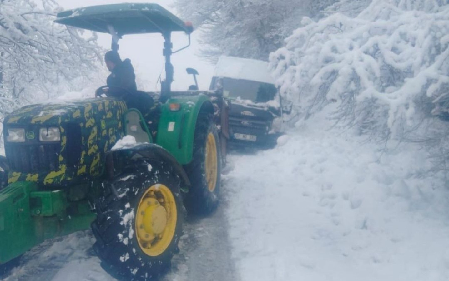 Kastamonu’da okul servisi şarampole düştü;